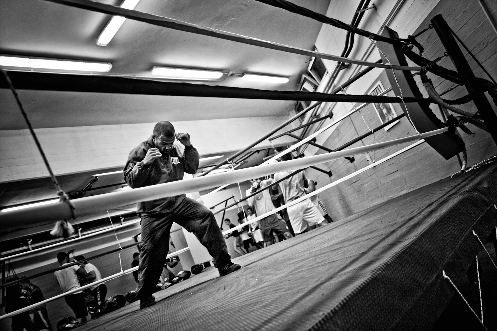 ITALY. Florence, 21st October 2011. Leonard Bundu during the training  in preparation of the match for the EBU (European Boxing Union) Welter Weight crown.