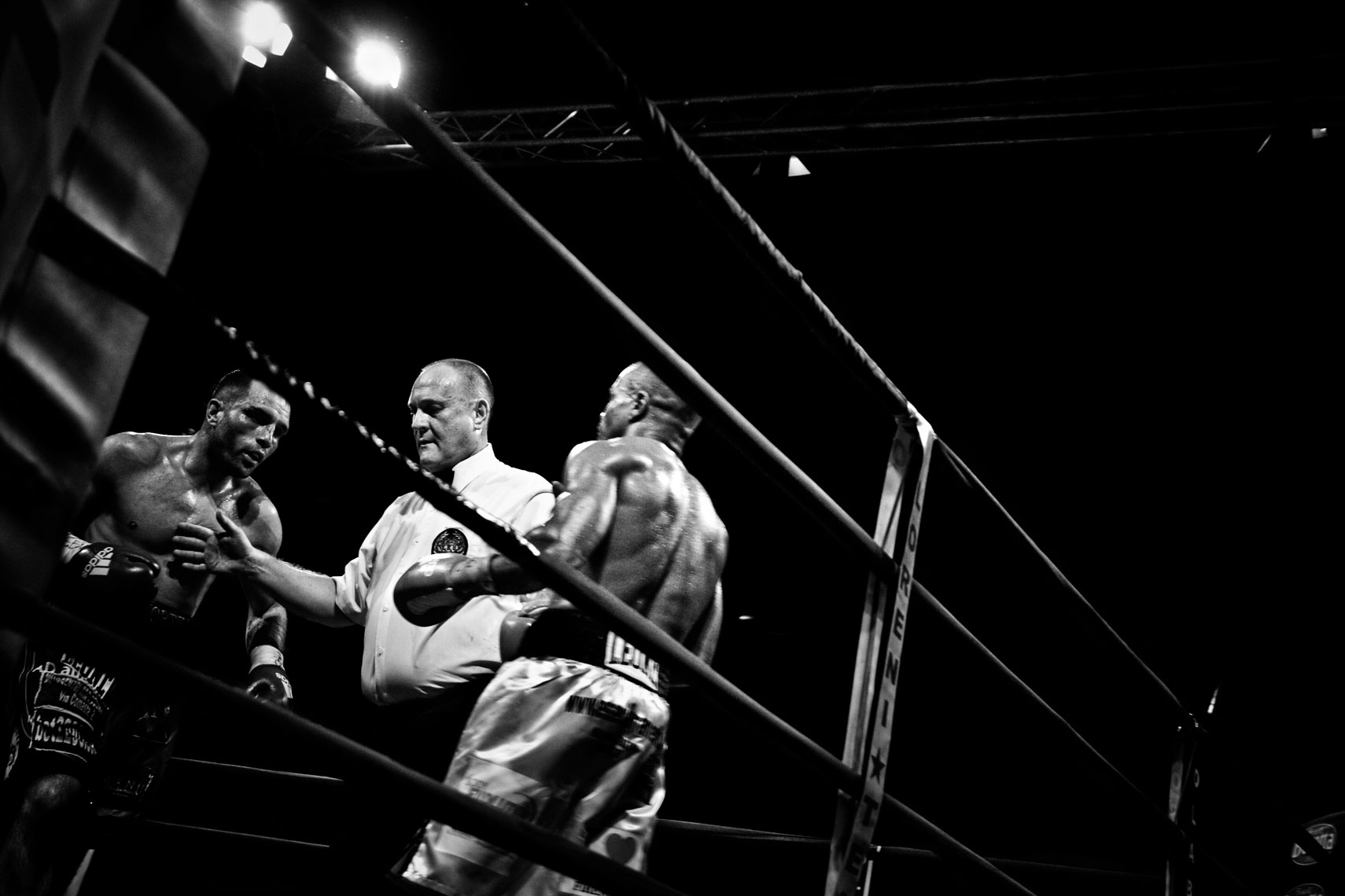 ITALY. Florence, 4th November 2011. Mandela Forum, the night of the match for the EBU (European Boxing Union) Welter Weight crown, Leonard Bundu and Daniele Petrucci fighting.