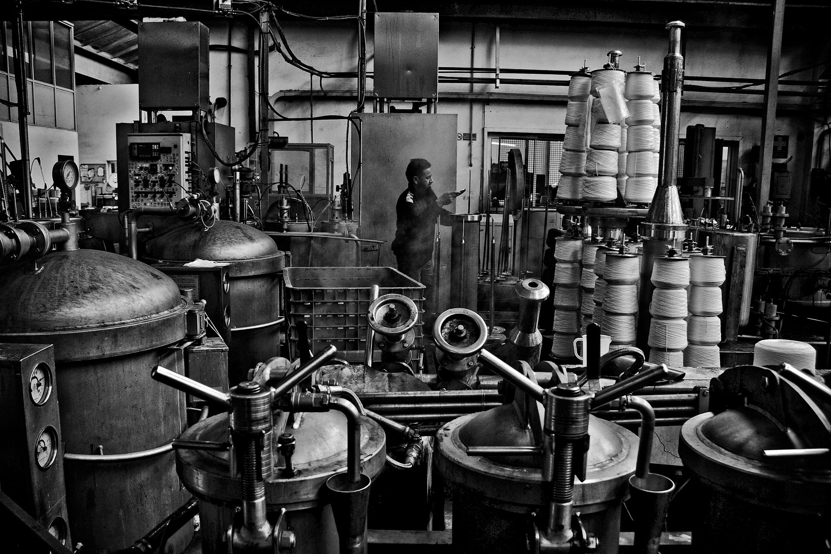 ITALY. Prato, 31st March 2009.  Inside a yarns dyeing factory.