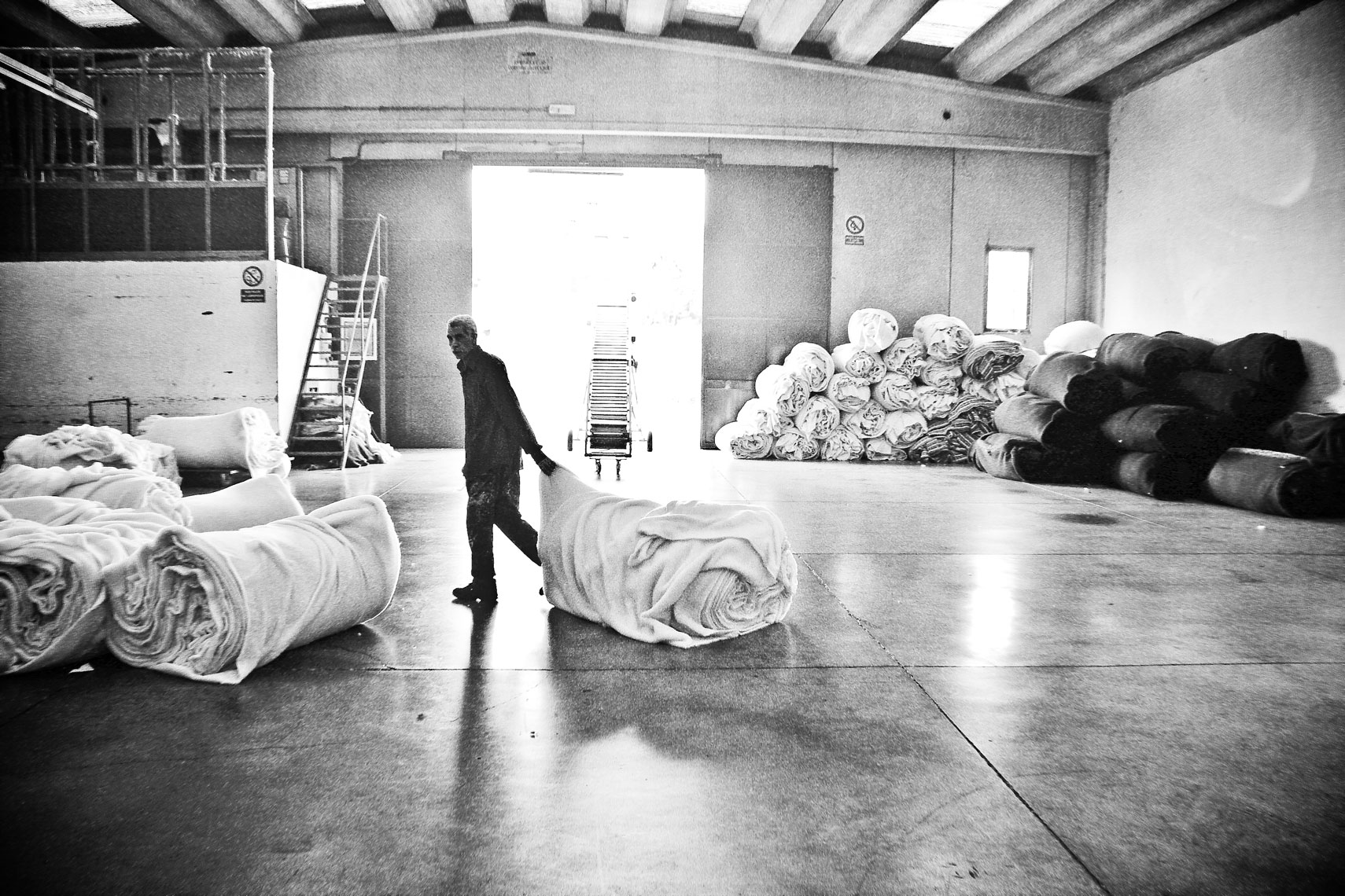 ITALY. Poggio a Caiano (Prato), 1st April 2009. Workers takes out wool shreds from washing machines.
