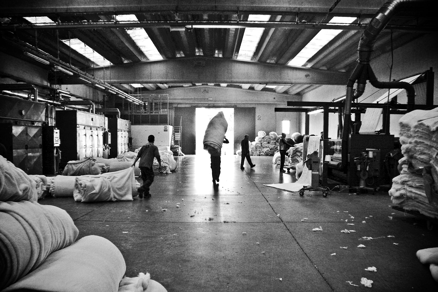 ITALY. Poggio a Caiano (Prato), 1st April 2009. Workers takes out wool shreds from washing machines.